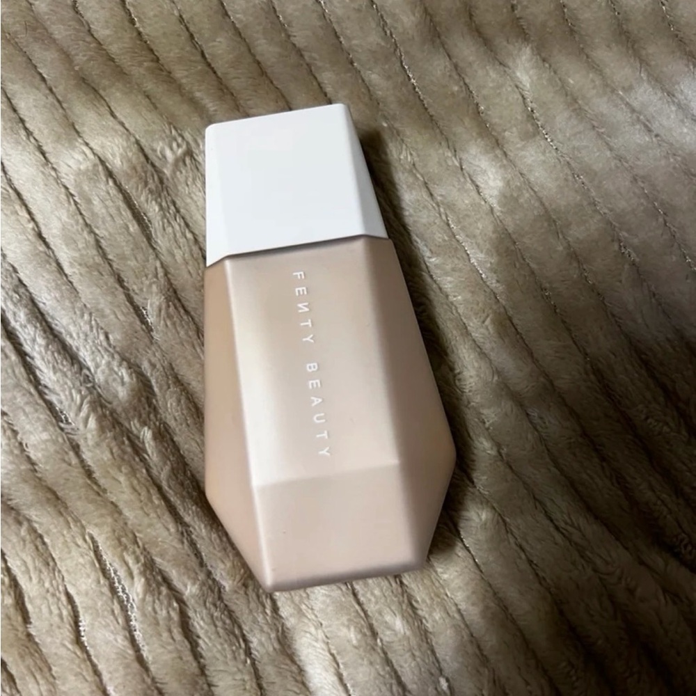 Fenty Beauty Eaze Drop Blurring Skin Tint in 9